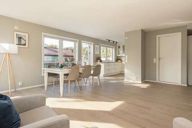 Boligens romslige planløsning gir fine muligheter for å skape ulike soner tilpasset behov og livsstil.