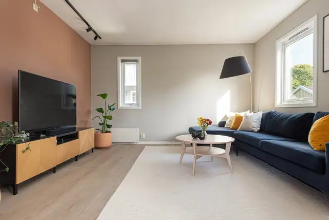 Lun og romslig TV-stue med god plass til sofagruppe og tilhørende møblement.