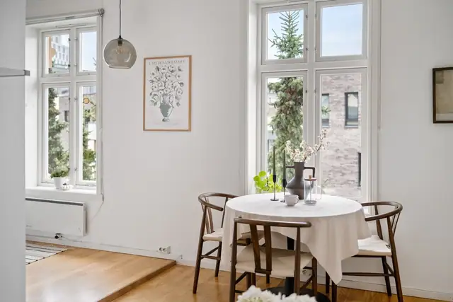 Leiligheten oppleves lys og luftig med store vindusflater som slipper inn rikelig med dagslys.