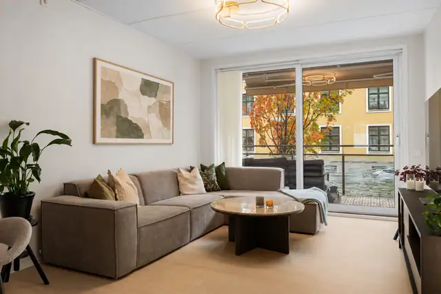 God plass til å innrede med sofagruppe, TV med tilhørende møblement og annet ønsket inventar. Takhøyde målt til 2,63 m.