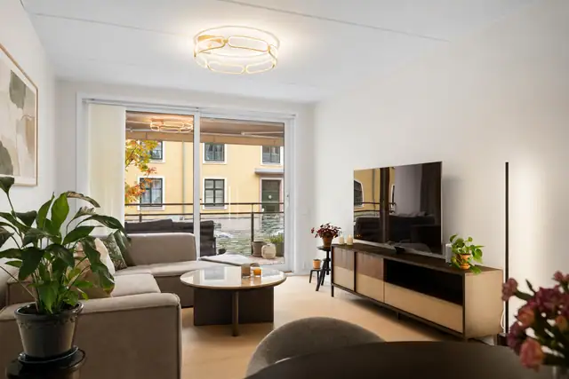 Store vindusflater slipper inn rikelig med naturlig lys.