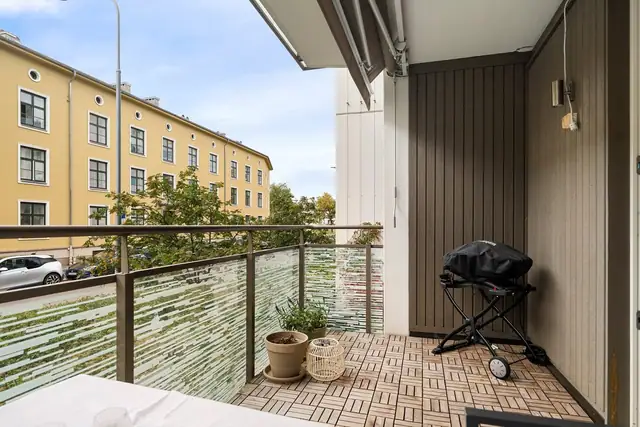 Det er montert praktisk og funksjonell solskjerming. Her kan late sommerdager nytes!