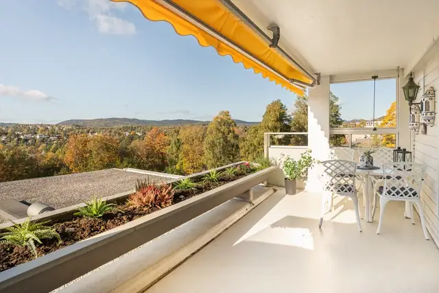 Fra stue er det adgang til luftig terrasse på 15 kvm med god plass til ønsket utemøblement.