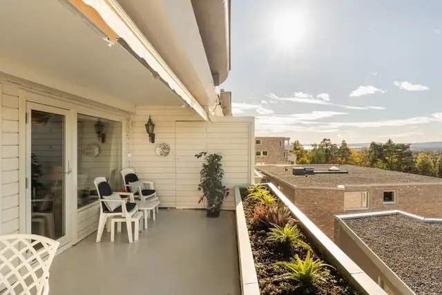 Terrassen oppleves skjermet med flotte solforhold. Her har du sol til den går ned.