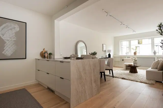 Velkommen inn! Lys og innbydende stue med store vindusflater